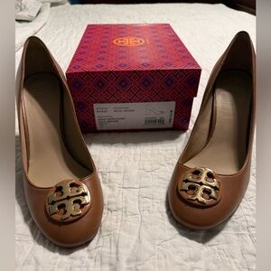 Tory Burch Royal Tan Leather 85MM pumps with Logo Medallion